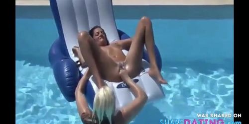 elle fist sa copine dans la piscine (Ewe Sweet)