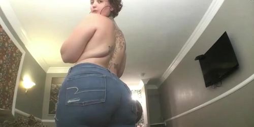 LATINA BRUNETTE BIG BOOTY BBW TRYING ON JEANS