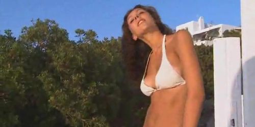 Belle brune posant nue en plein air