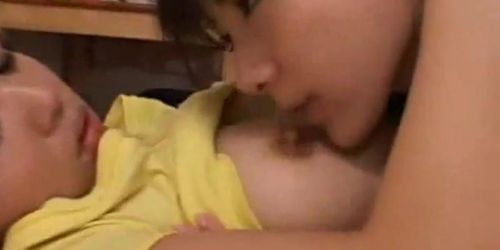 Zwei asiatische Mädchen saugen sich gegenseitig die Brustwarzen