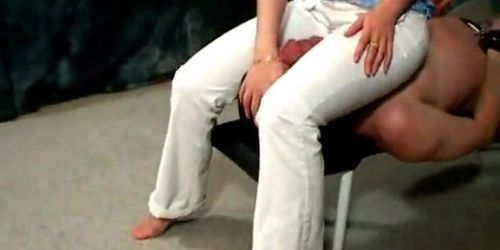 Сидение на лице в белых джинсах