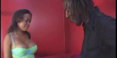REAL SEX WORLD - Rondborstige ebony krijgt haar poesje gelikt