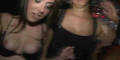 Nachtclub Schlampe Pussy Party mit kostenlosem Alkohol angeheizt