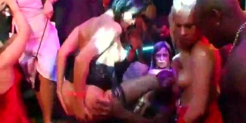 DRUNK SEX ORGY - Des stars du porno européennes baisent lors d'une fête