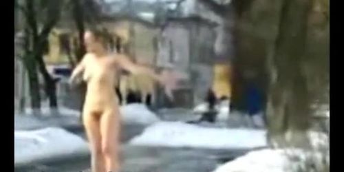 Heiße nackte Frau auf der Straße