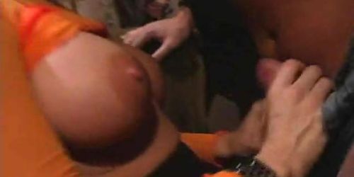 Die vollbusige blonde Vicky hat kaum gefickt