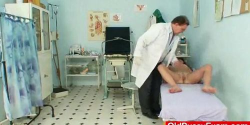 בדיקת נרתיק לאמהות אדומות ג'ינג'יות בבית חולים קינקי