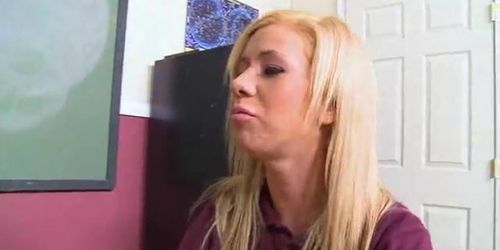 InnocentHigh, l'adolescente blonde Kaley Hilton baise une grosse bite - Innocent High