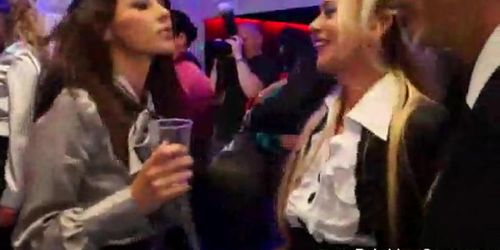 DRUNK SEX ORGY - Des stars du porno se font baiser en public - vidéo 1