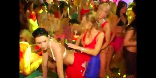 ORGIA SEXUAL BORRACHA - Fiesta sexual de los vigilantes de la playa de estrellas porno