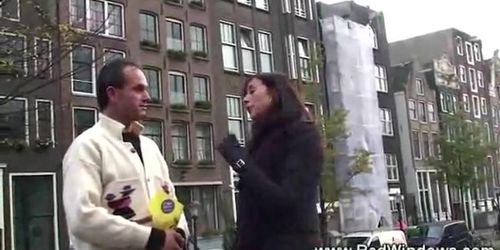 RODE LICHTE SEKSTRIPS - Met zijn gids bezoekt geile toerist een hoer in Amsterdam