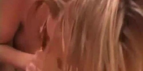 IPHONEGIRLS - Une adolescente blonde donne un coup de main