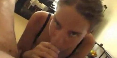 IPHONEGIRLS - Une adolescente travaille une bite