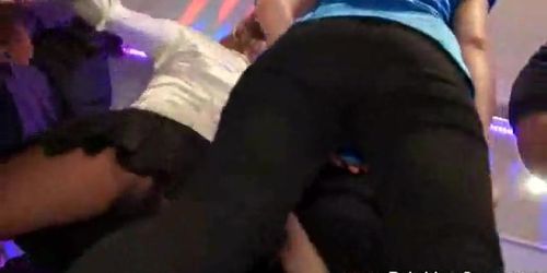 DRUNK SEX ORGY - Euro-Pornostar lutscht auf einer Party am Schwanz, während er an anderen zieht