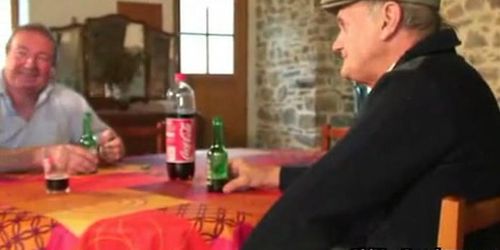 OLD MAN GANGBANG - Double baise sur une table