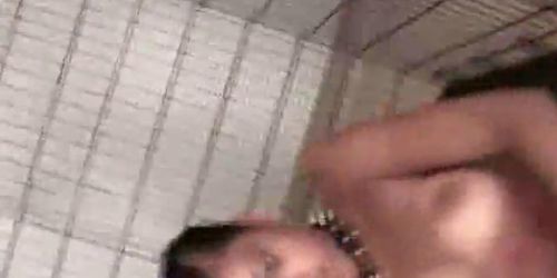 DIAPER SLUTS - Geile schwarze Babe spielt ihre Muschi mit Finger und Sexspielzeug