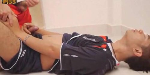 GAYASIANPISS - Mear; Dos estudiantes universitarios sedientos juego de mamada húmeda