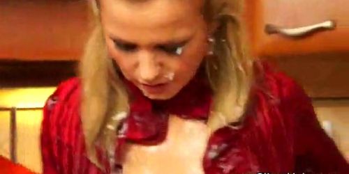 Diese schmutzige Blondine liebt es, mit Strapons gestopft zu werden (Kaylana Reese)