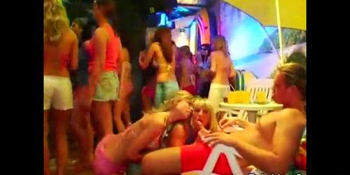 DRUNK SEX ORGY - Hungriger Pornostar auf der Strandparty, der Jungs Blowjobs gibt