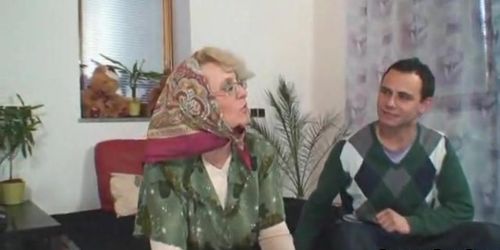 GRANNYBET - Elle profite d'une bite fraîche dans son ancien arraché - vidéo 2