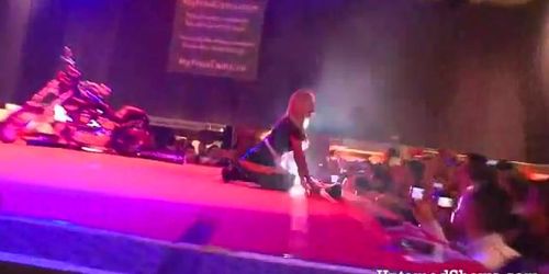 UNTAMED SHOWS - Stunning blonde stripping and dancing (amateur )