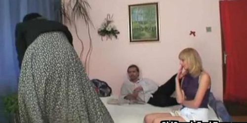 OLD COUPLE FUCK TEEN - Blonde teilt Schwanz mit alter Tasche