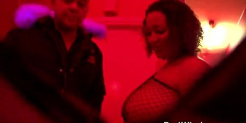 RED LIGHT SEX TRIPS - Echte Latina-Prostituierte, die einen Schwanz lutscht