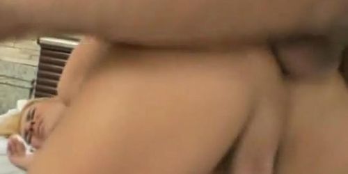 BAREBACKED SHEMALES - Heiße blonde Shemale nimmt Sperma in ihr Arschloch