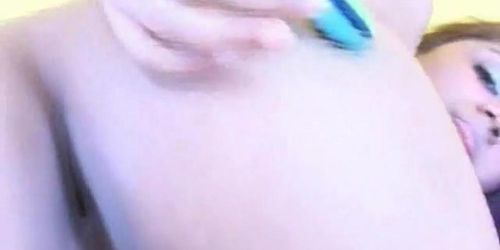 PISS HOER TRAINING - Brunette babe masturbeert met haar dildo