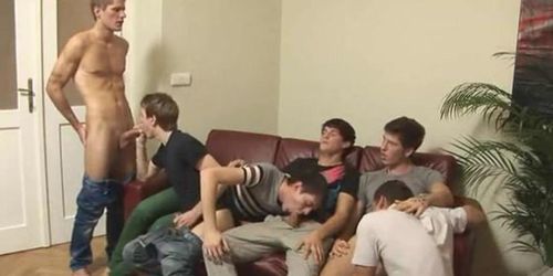 TWINK BOYS PARTY - Schwanzhungrige Gruppe von Jungen, die einen Blowjob-Wahnsinn haben