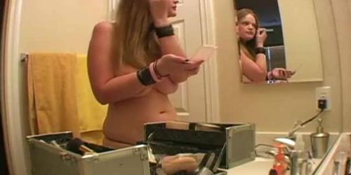 GIRLFRIENDFILES - Une fille aux gros seins se maquille