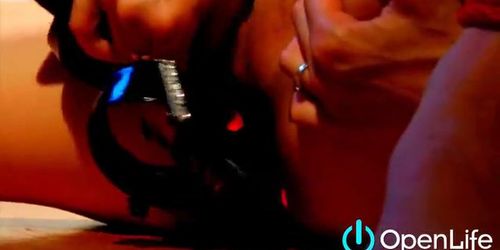 Sexy Chick masturbiert mit High Heel
