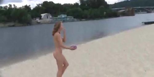 Nudist Beach tire le meilleur de deux adolescents chauds