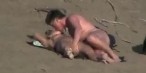 Sexo en la playa pública