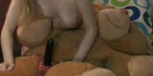 Mädchen fickt ihren Teddy 2 von 4
