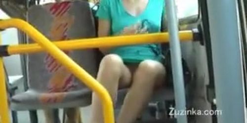Tiener masturbeert in de openbare bus