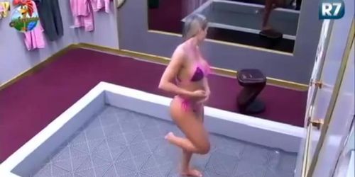 Aryane Steinkopf Lavando a Periquita no Banho