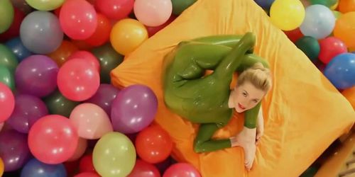 Contortionist blonde plays with balloons (Yulia Blondy)