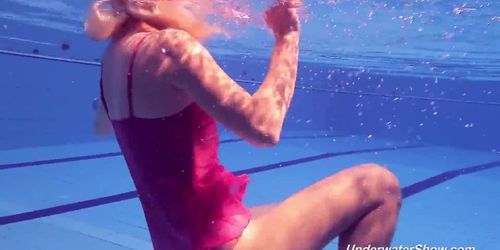 Proklova takes off bikini and swims under water