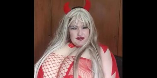 Enjoy this video of red devil Susi playing with pussy