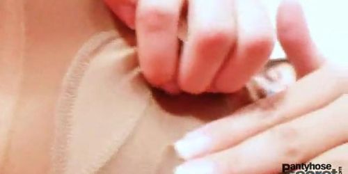Грудастая Adriana мастурбирует фетиш в колготках с нейлоном