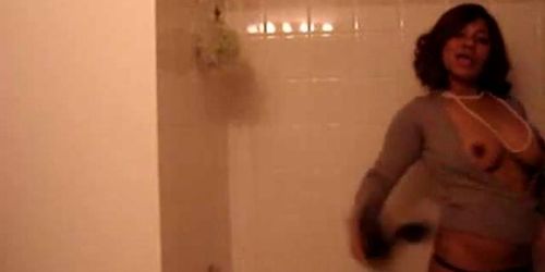 Hot Indian Teen zieht sich aus und tanzt in der Dusche
