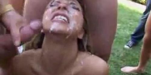 Cum facial en un campo