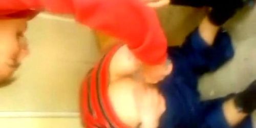 NUR ECHTE KERLE - Der heterosexuelle Typ wagte es, eine Flasche Wasser in seinen Arsch zu lassen ...