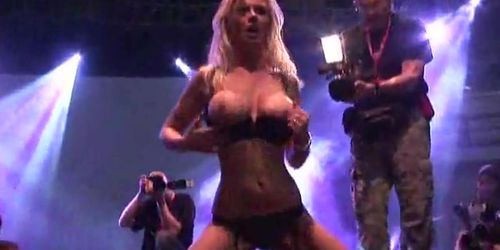 Порно на сцене горячей блондинка dildoing ее киска жесткий глубокой - PornOnStage