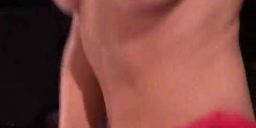 Porno op het podium met sexy babe zorgt voor harde dildo-seks - PornOnStage