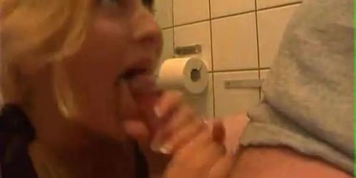 Joven rubia adolescente follada en el baño