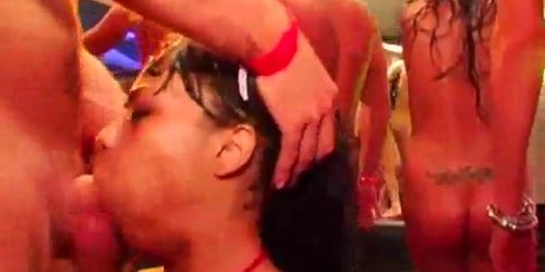 DRUNK SEX ORGY - Pornostar-Party, die sich in eine lustvolle Orgie verwandelt