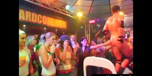 ORGIA SEXO BORRACHA - Estrellas porno convirtieron la fiesta en orgía - video 1