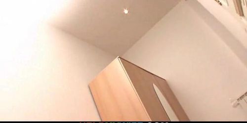 HILFE MEINER FRAU - Pizzabote schlägt verheiratete Schlampe von hinten - Video 1